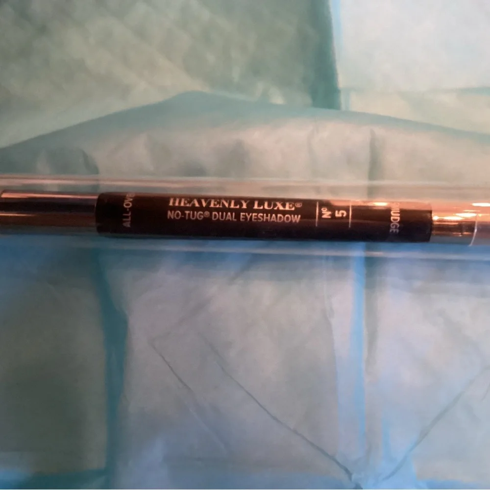 It Cosmetics Heavenly Luxe Dual Eyeshadow Brush NWT - Picture 5 of 6